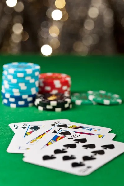 Live dealer revealing Dragon and Tiger cards on wisnu broadcast